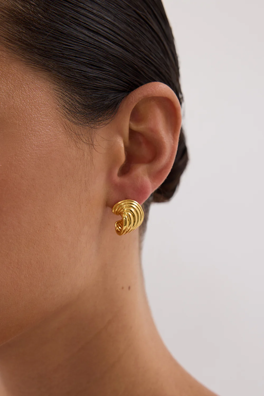 AMBER SCEATS KONA EARRING GOLD - Image 4