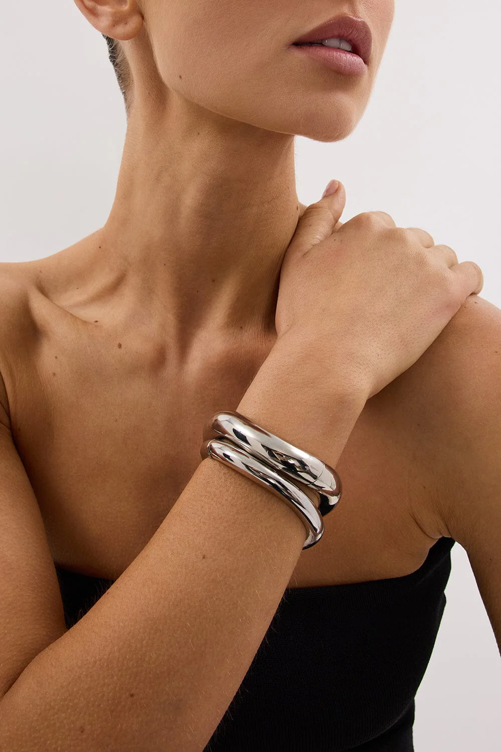 ANNA ROSSI THIN WARPED BANGLE SILVER - Image 3
