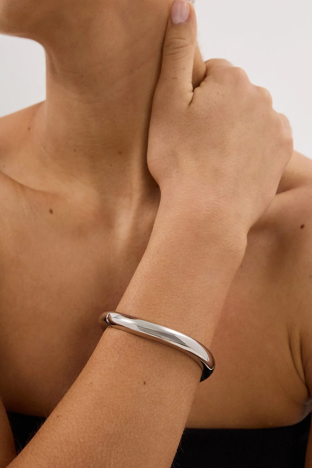 ANNA ROSSI THIN WARPED BANGLE SILVER - Image 4