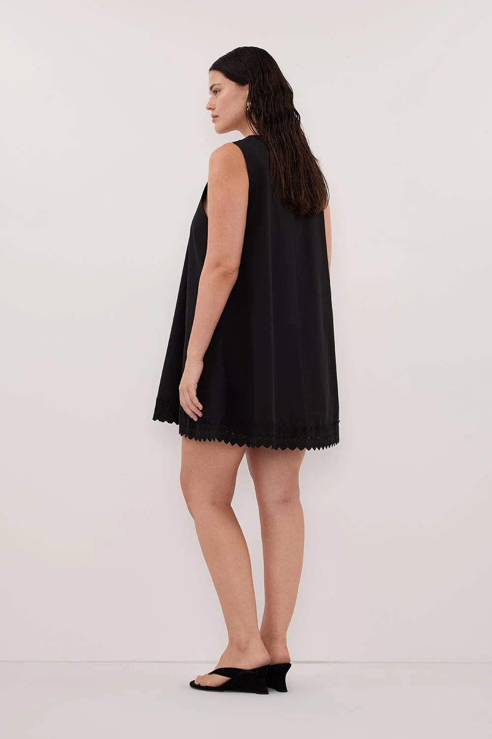 ANNABEL BLACK SLEEVELESS V NECK MINI DRESS - Image 7