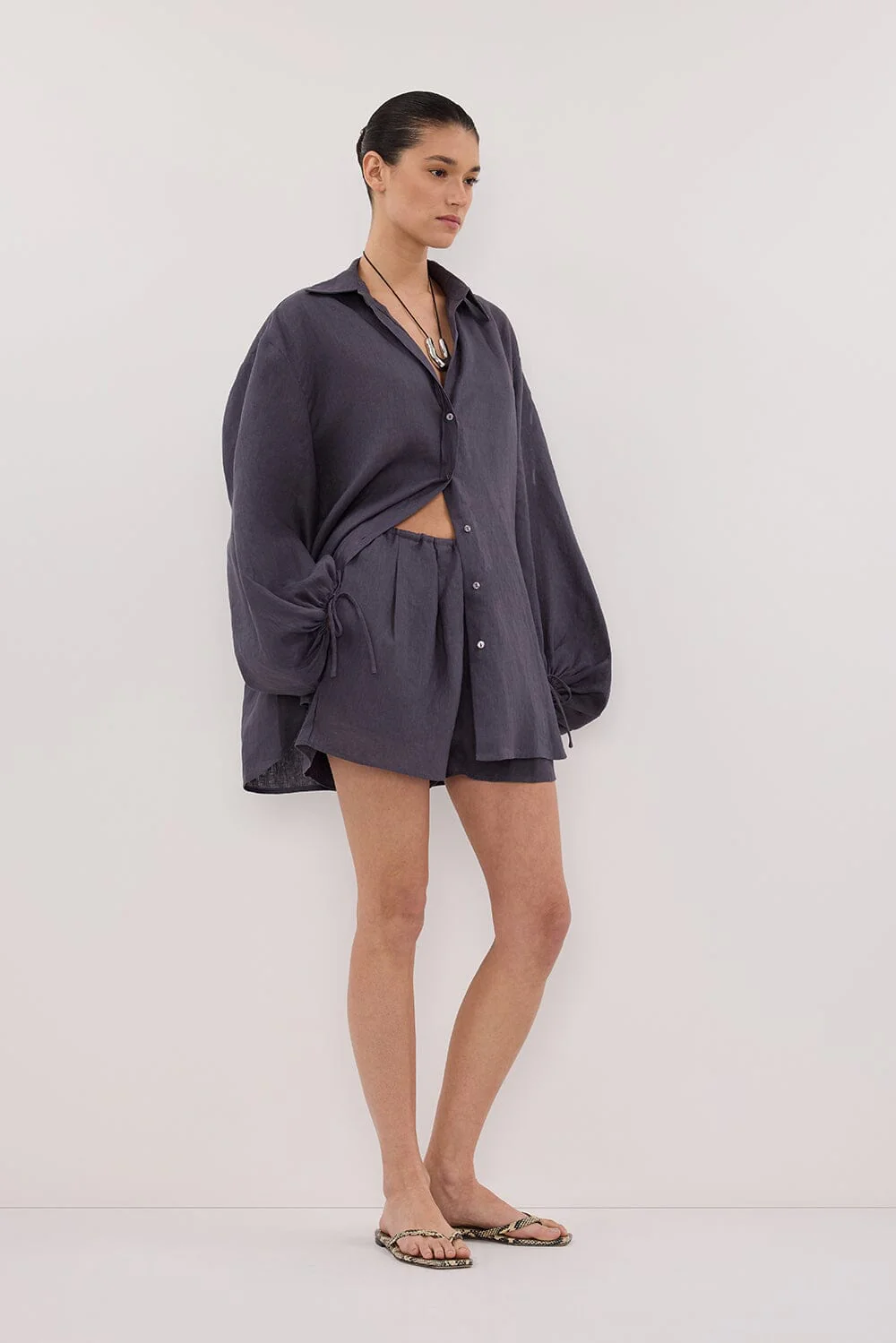 CARLA WASHED INDIGO LINEN SHORT - Image 3