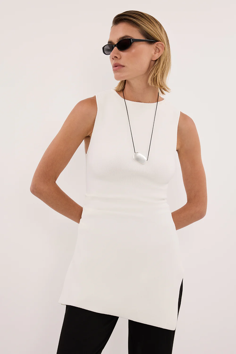 CLEO WHITE SLEEVELESS LONGLINE KNIT TOP  - Image 2