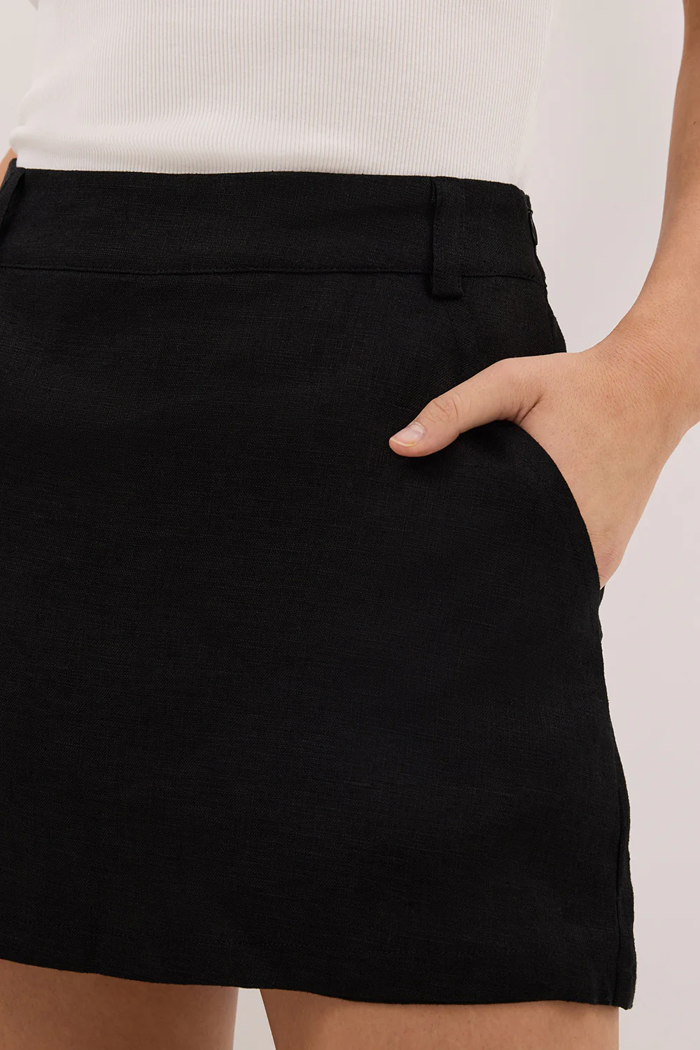 EVIE BLACK LINEN SKORT - Image 5