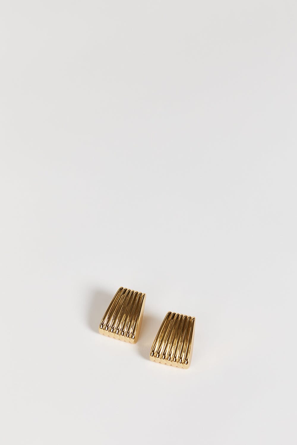 HEAVEN MAYHEM RIBBED GOLD EARRING - Image 4