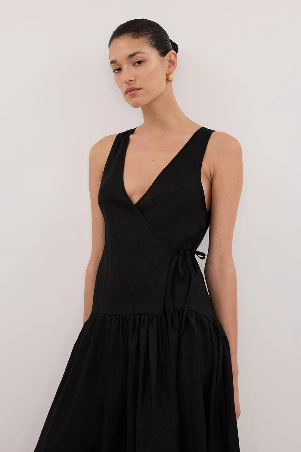 ILIO BLACK SLEEVELESS LINEN WRAP MIDI DRESS - Image 2
