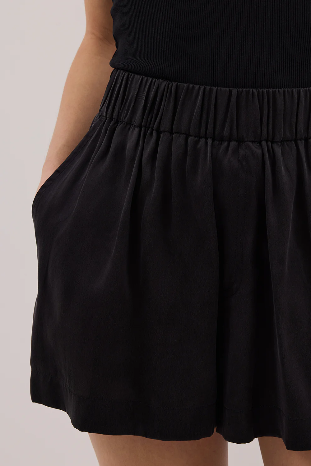 ISLA BLACK SILK SHORT - Image 5