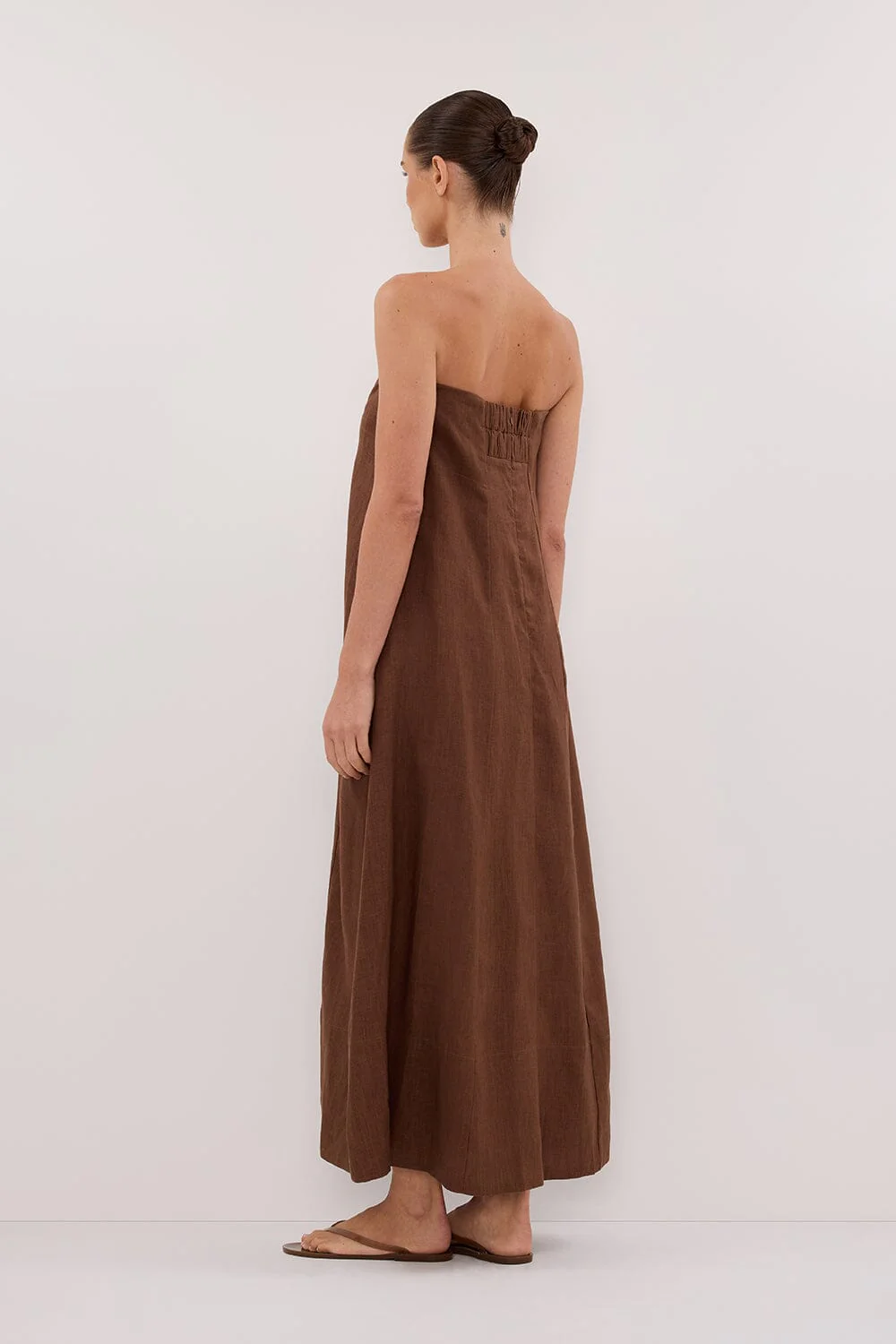 KINSLEY FONDANT LINEN STRAPLESS MIDI DRESS - Image 4