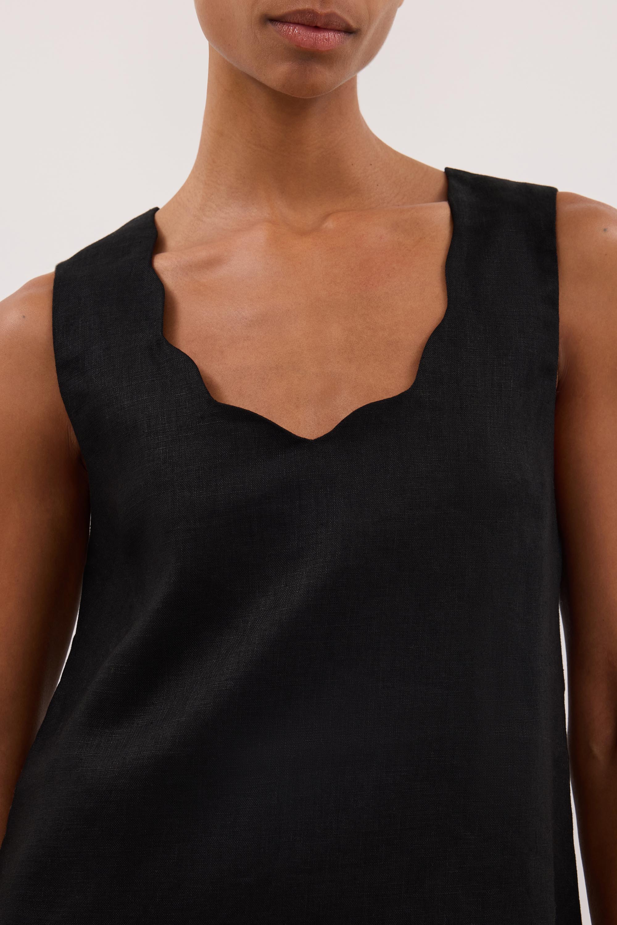 LELA BLACK SLEEVELESS LINEN MINI DRESS - Image 5