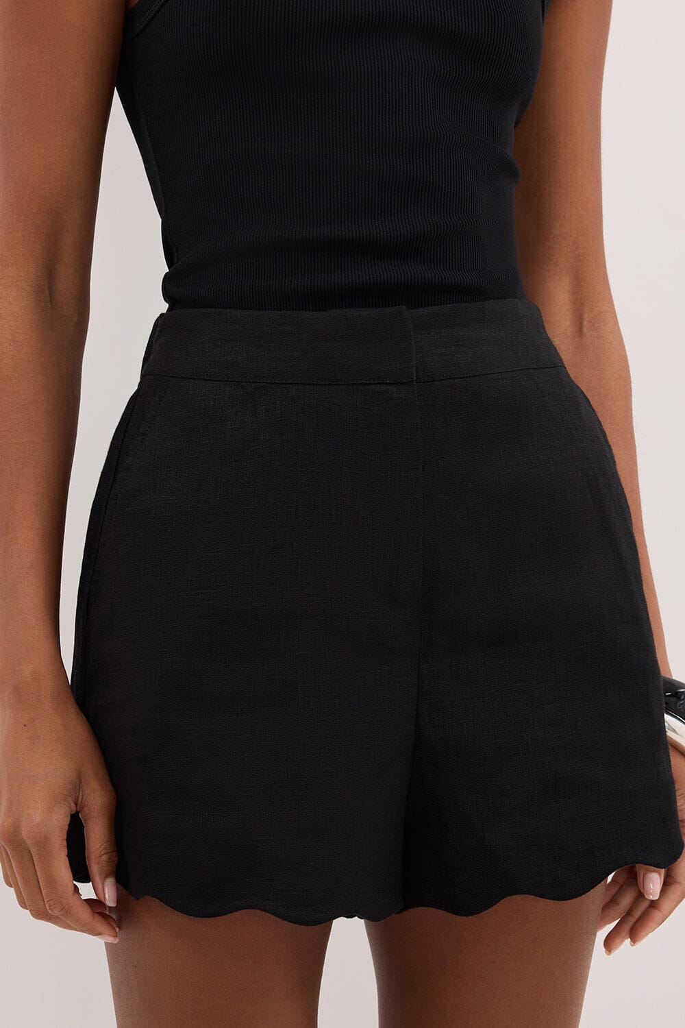 LELA BLACK LINEN SHORT - Image 5