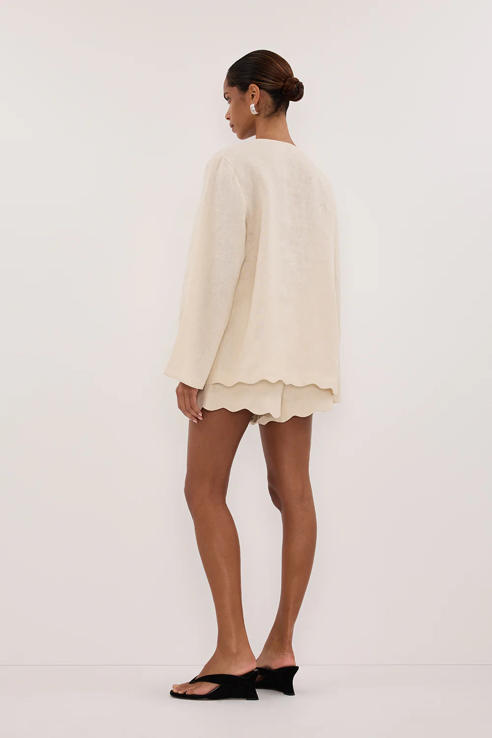 LELA SANDSTONE LINEN SHORT - Image 4