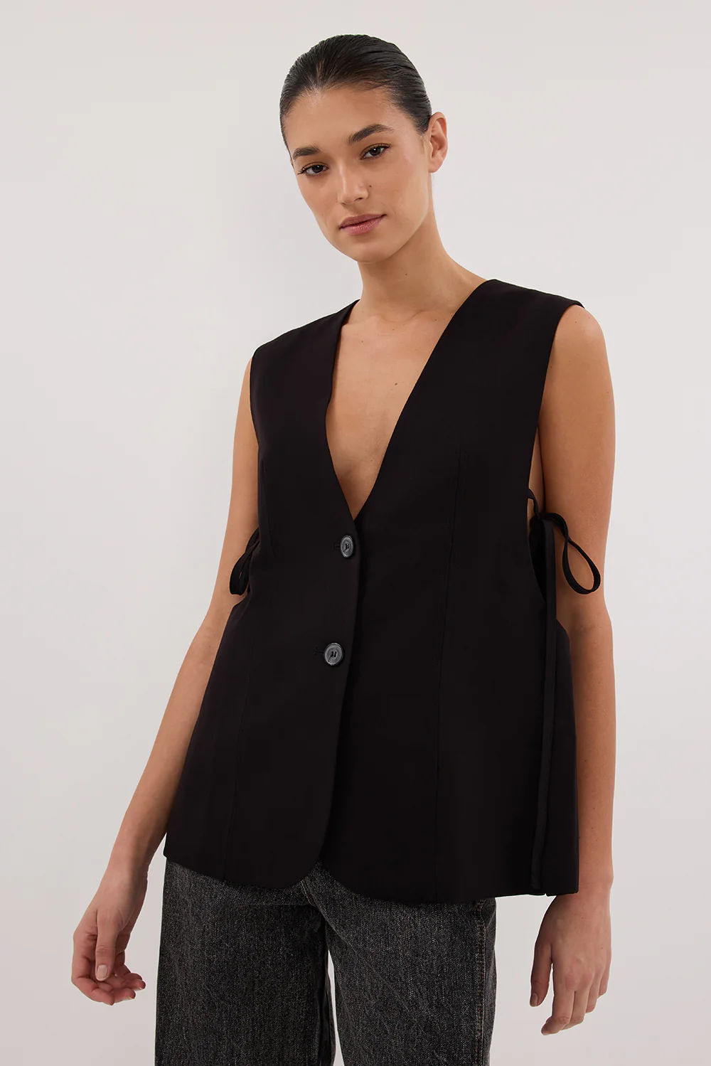 LISE BLACK LOW CUT VEST - Image 2