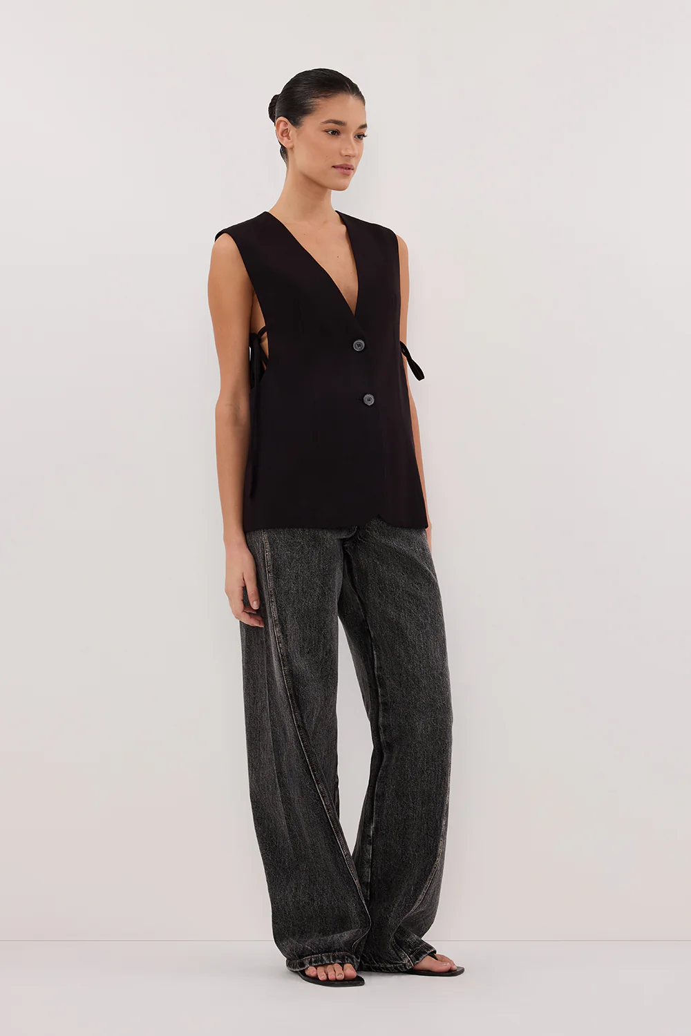LISE BLACK LOW CUT VEST - Image 3