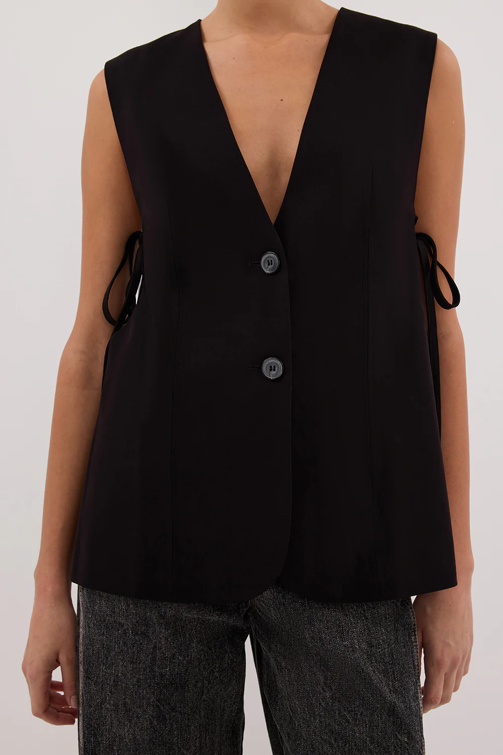 LISE BLACK LOW CUT VEST - Image 5