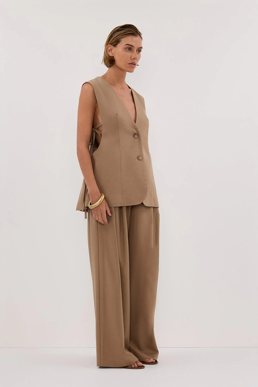 LISE TAN LOW CUT VEST - Image 3