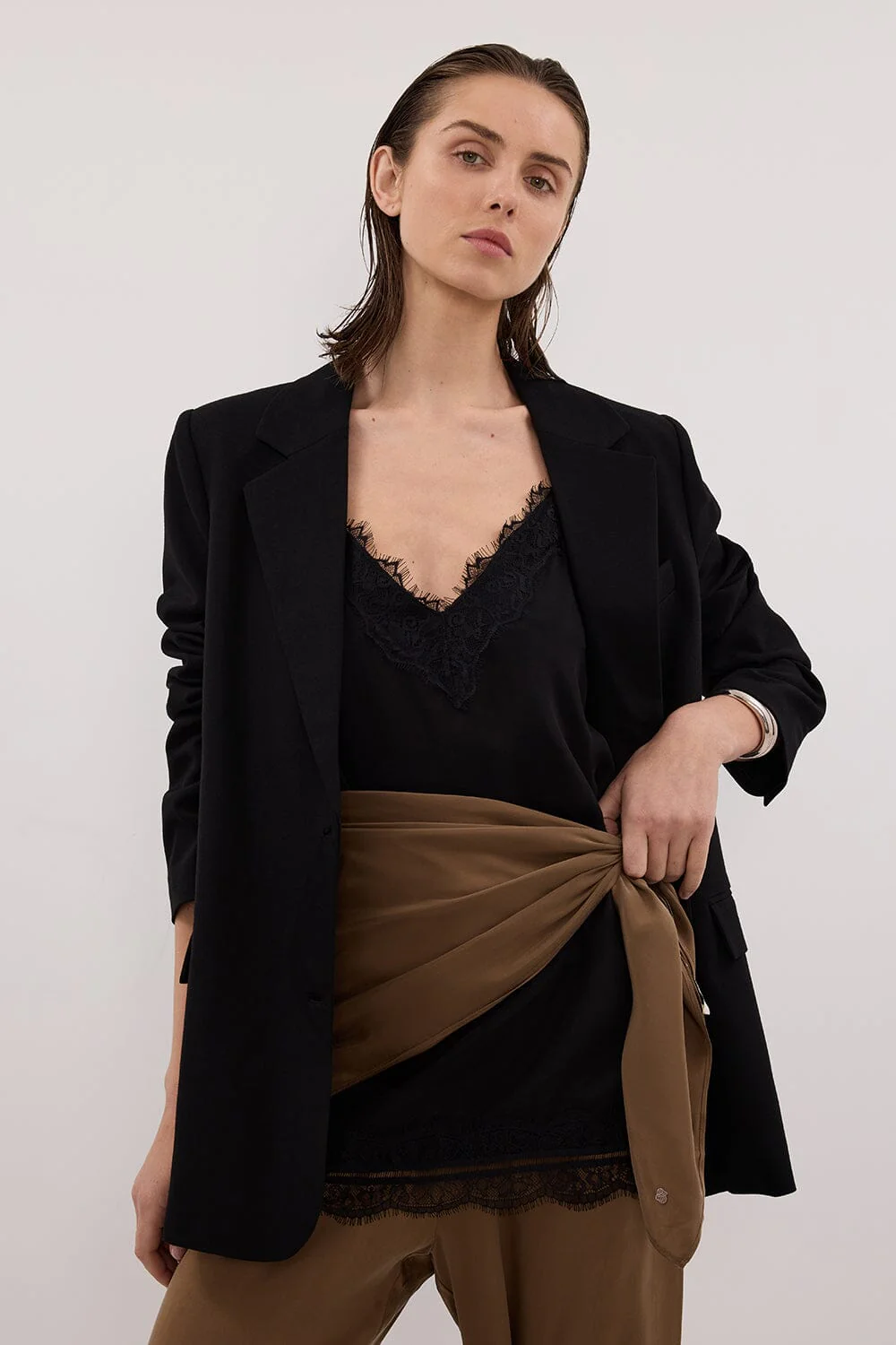 LIZA BLACK OVERSIZED BLAZER - Image 2