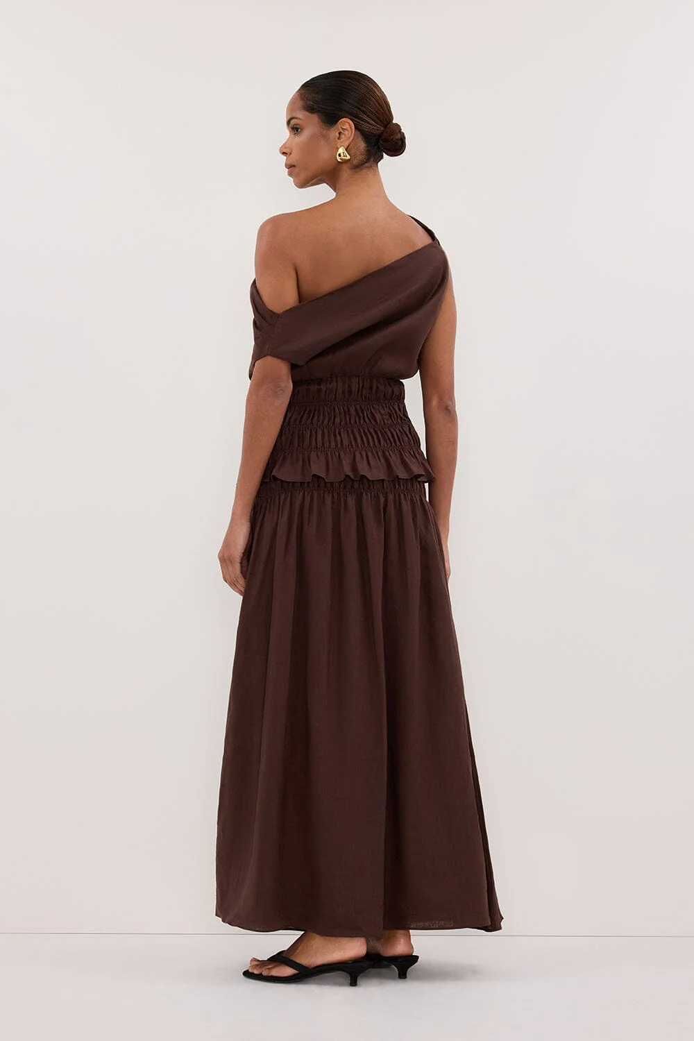 MAIA COCOA SLEEVELESS LINEN SHIRRED TOP - Image 4