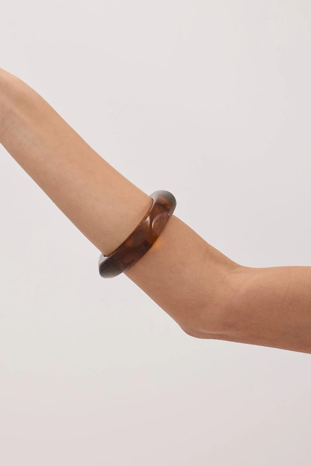 NOAH THE LABEL BROWN RESIN BANGLE - Image 2