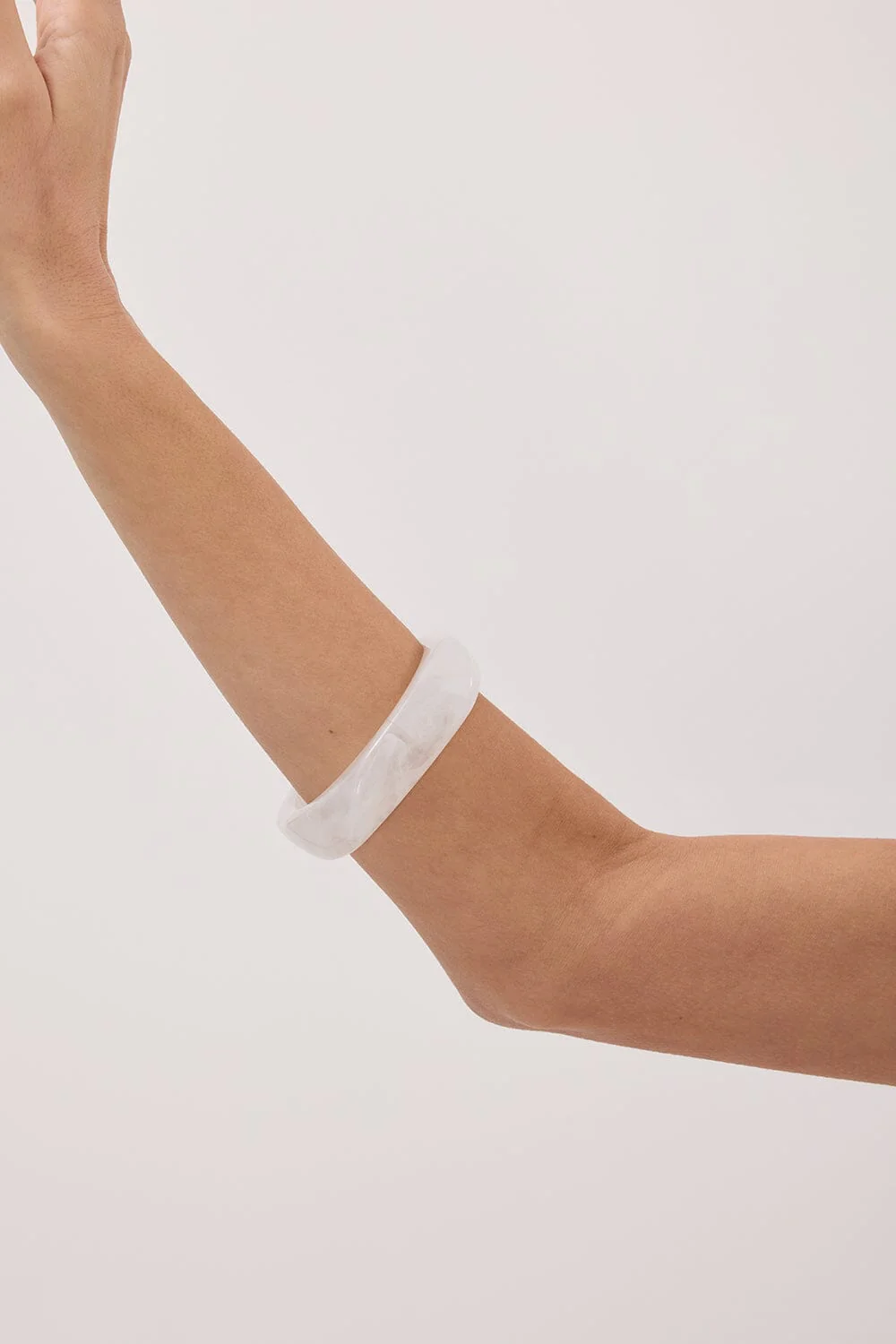 NOAH THE LABEL WHITE RESIN BANGLE - Image 2