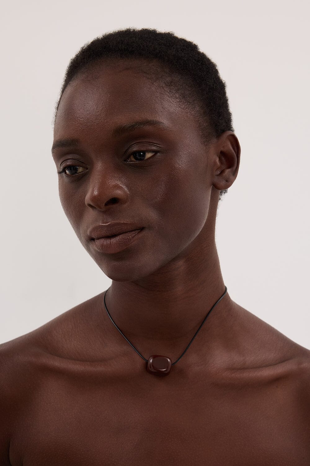 NURI STUDIO GLASS CUBE BROWN NECKLACE - Image 4