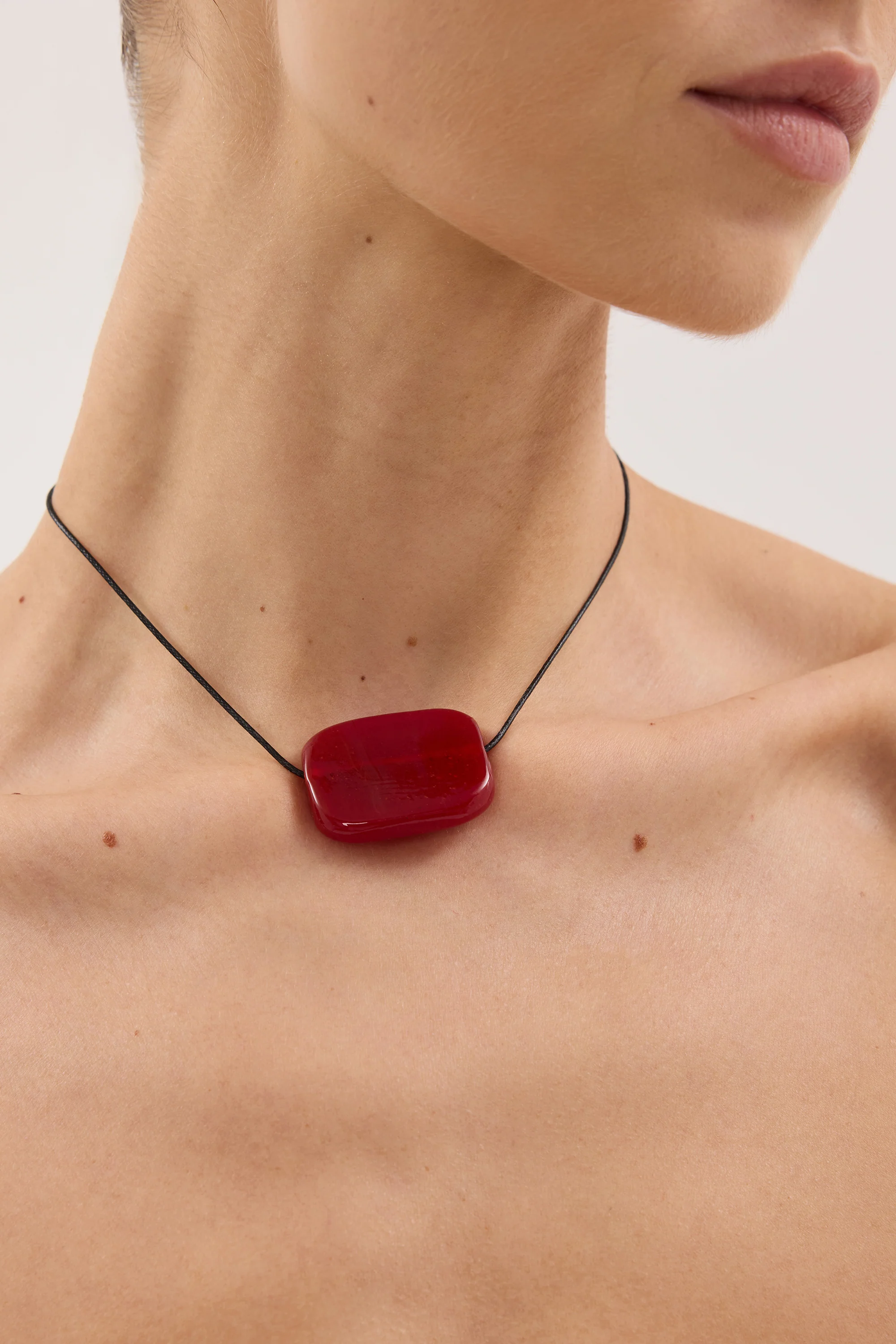 NURI STUDIOS RED RECTANGLE NECKLACE - Image 3