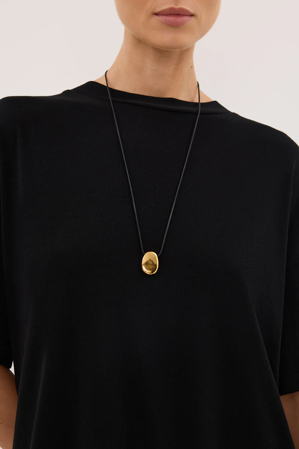 SLOANE BLACK COTTON LONGLINE TEE - Image 5